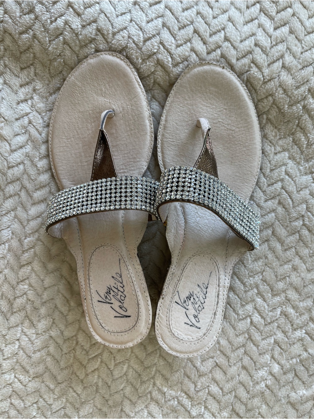 Very Volatile Women's Cream Rhinestone Toe-Post Sandals size 6.